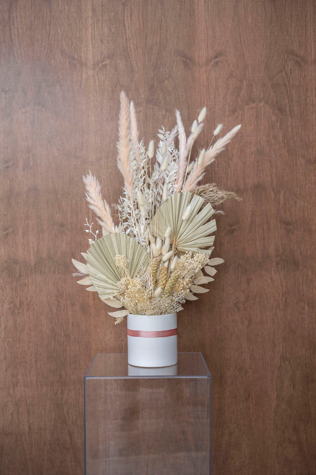 Dry flower arrangement